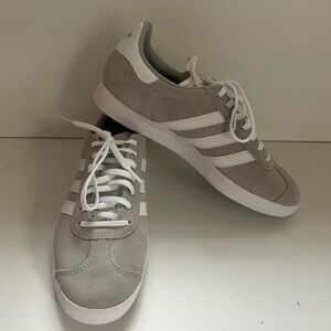 NWOT GRAY ADDIDAS GAZELLE SIZE 9